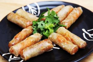 Ram tôm mà ăn với rau sống, chấm nước mắm gừng là tuyệt vời nhất