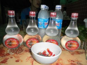 Rượu Mẫu Sơn trong vắt như nước suối, rót ra chén suiur tăm, uống vào không có cảm giác gắt, nóng mà hương vị thơm nồng,êm dịu, đạm đà đặc trưng của lá và rễ.