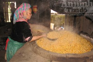 Rượu ngô nổi tiếng ở Na Hang, là một trong những đồ uống dùng để đãi khách