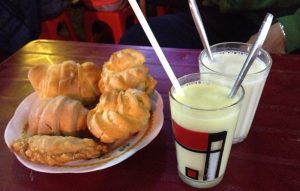 Thưởng thức bánh su kem với sữa đậu nành vẫn là ngon nhất