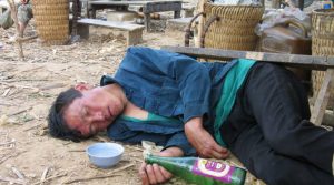 Say rượu ngô ở phiên chợ Hà Giang