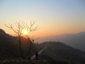 Hoàng hôn buông trên đồi núi