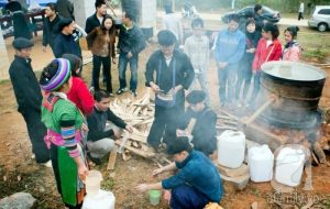 Bà con dân tộc đang nấu rượu ngô