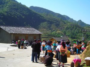 Phiên chợ ngập tràn sắc màu từ váy áo đến các sản vật địa phương