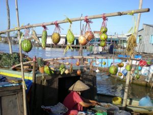 Hình ảnh quen thuộc trên chợ nổi Ngã Năm