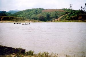Sông Đắk Bra hiền hòa chảy qua thành phố Kon Tum, thấp thoáng những chiếc thuyền độc mộc