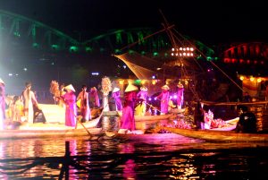 Ca Huế trên sông Hương