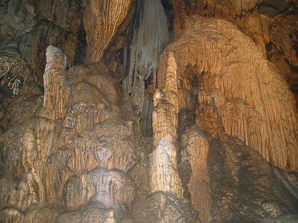 Động Song Long với nhiều thạch nhũ đẹp