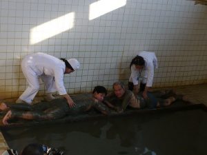 Tắm bùn ở suối khoáng Mỹ Lâm