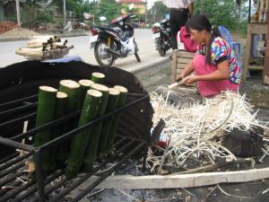 Chuẩn bị cơm lam phục vụ du khách