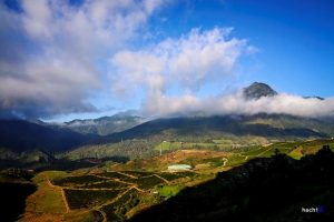 Khung cảnh nhìn thấy khi ở trên đỉnh núi cao 2.993M