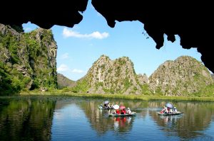 Bích Động được xem là "nhị thiên đệ nhất động " khiến du khách ngạc nhiên trước phong cảnh nên thơ và hữu tình