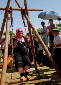 Những chiếc đu được dựng lên để người dân vui chơi
