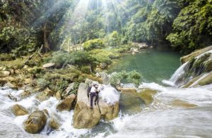Thác Bản Ba có ba tầng thác, hai bên là những hồ nước, con suối nhỏ 