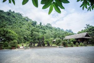 Khung cảnh những ngôi nhà sàn nằm bình yên bên núi ở Bản Ba