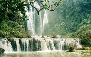 Thác Chiềng Khao đổ từ nhiều tầng, nhiều lớp xuống đẹp như bức tranh thủy mặc 