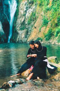 Thiếu nữ bên dòng suối Khuôn Tát
