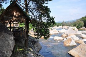 Thác Krong Ma mang một nét đẹp hoang dã bởi nép mình dưới dãy Chư Yang Sin 