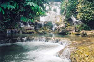 Hồ nước dưới chân là điểm lý tưởng chu du khách tắm mát