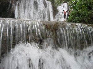Thác Mơ có ba tầng và tầng thứ ba là cao nhất, có thể ngắm được thị trấn Nà Hang