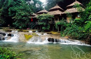 Quanh khu vực thác mơ có xây dựng các lán cho du khách nghỉ ngơi