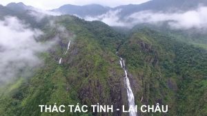 Thác Tác Tình nhìn từ trên cao đổ xuống