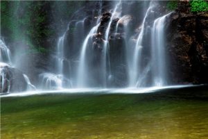 Mùa hè về, làn nước trên con thác đổ xuống mát mẻ, trong vắt, là điểm đến lý tưởng.Tuy nhiên đông sang, du khách chỉ có thể men theo chiếc cầu để ngắm thác
