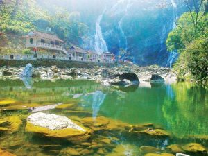 Thác trắng Minh Long như một bức tranh từ trong cõi tiên