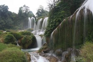 Thác bạc là thắng cảnh tuyệt vời mà thiên nhiên ban tặng cho Sa pa.Những dải thác tuyệt vời đổ từ trên cao xuống 