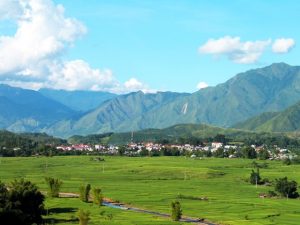 Cánh đồng Than Uyên chạy dài xen lẫn những đồi núi