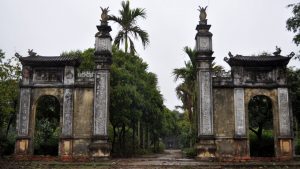 Cổng vào khu di tích thành cổ Luy Lâu