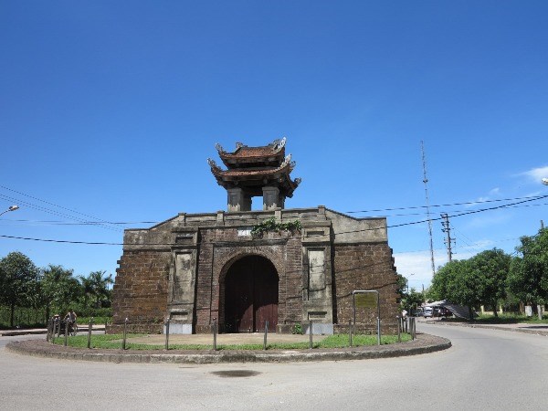 Thành được xây bằng đá ong, hiện nay chỉ còn lại một số cổng thành