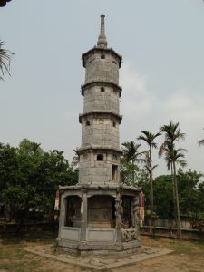 Tháp Báo thiên cao vút giữa khung cảnh chùa