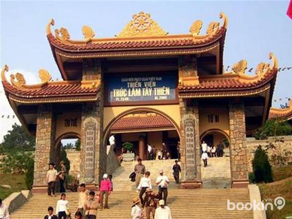 Tam quan thiền viện trúc lâm Tây Thiên