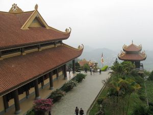 Những lối đi trong thiền viện rộng lớn, với không gian thoáng đãng,mỗi góc nhìn mang lại những cảm nhận riêng cho du khách và Phật tử