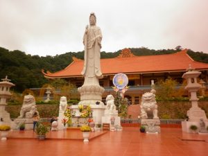 Tượng bồ tát trước thiền viện Trúc Lâm