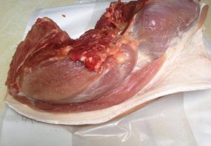 Thịt lợn đen Na Hang có thịt chắc,  thơm ngon, bì dày
