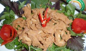 Thịt lợn muối chua luôn ăn kèm với các loại rau rừng