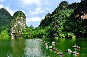 Tới Tràng An, du khách sẽ được ngồi trên con thuyền,lướt nhẹ qua các dãy núi, ngắm nhìn làn nước trong vắt tới tận đát, khám phá những hang động với tên gọi đặc biệt mang ý nghĩa riêng như: hang Sáng,, hang Tối, hang Nấu Rượu, hang Địa Linh...