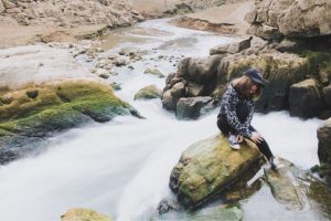 Dòng thác Nặm Pá chảy qua những tảng đá, những dòng nước chảy ào ạt làm nổi bật cảnh đẹp thâm sâu núi rừng