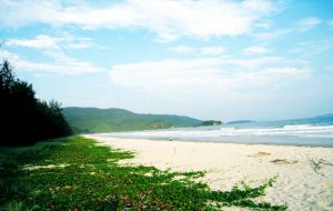 Hoang sơ bãi biển Vân Đồn