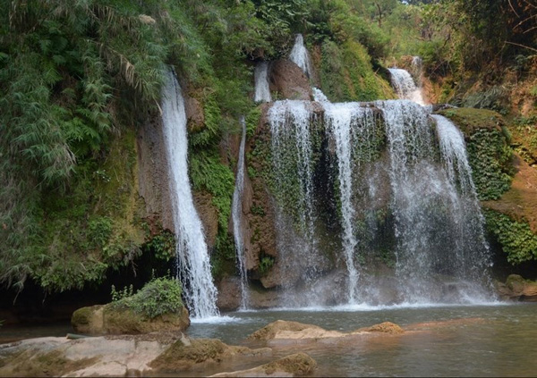 Một thác nước còn nguyên sơ ở huyện Vân Hồ