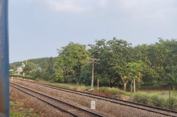 Khung cảnh bên ngoài tàu SE6 Sài Gòn Nha Trang