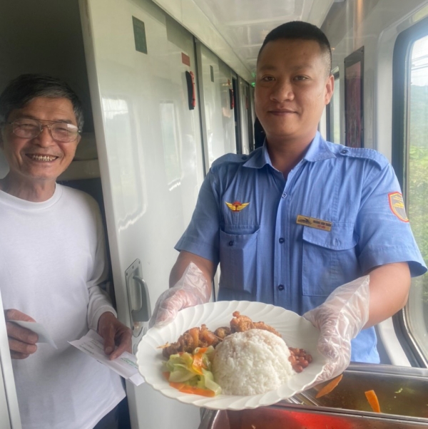 Trên tàu sẽ có xe đẩy đồ ăn để hành khách lựa chọn