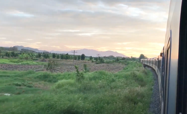 Ánh nắng đầu ngày xuyên qua cửa kính, cảnh vật mờ sương hiện lên như tranh vẽ