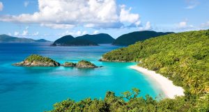 Biển đẹp trong xanh ở Vịnh Cam Ranh