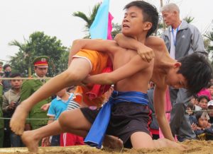 Không chỉ có người lớn, trẻ em cũng thích thú tham gia đấu vật